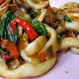 กระเพราปลาหมึก