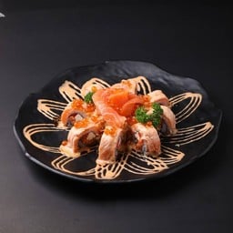 Sakura Forever ซูชิแซลมอน 8ไส้ชีส พร้อมซาชิมิ 4 คำ โรยด้วยอีกูระและแป้งกรอบสูตรเ