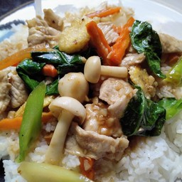 ผัดผักรวมมิตรหมูราดข้าว