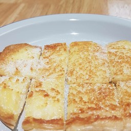 ขนมปังปิ้งเนยสดน้ำตาล