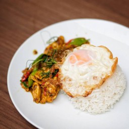 ข้าวพริกแกงไก่ไข่ดาว(โปร)
