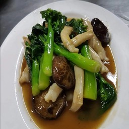 คะน้าฮ่องกงผัดหน่อไม้ทะเล