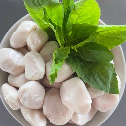 ผัดกะเพราลูกชิ้นหมูราดข้าว