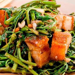 ผัดผักกระเฉดหมูกรอบ