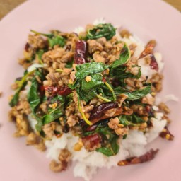 กระเพราพริกแห้ง ราดข้าว