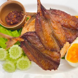 ข้าวคลุกน้ำพริกตาแดงปลาทูหวาน