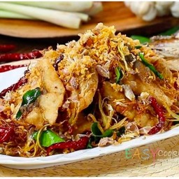 ปลากระพงทอดสมุนไพร