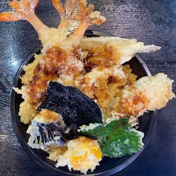 ข้าวหน้าเทมปุระรวมและไข่แดงลาวา