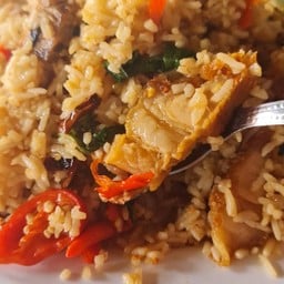 ข้าวคลุกกระเพราหมูกรอบ