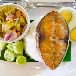 ข้าวปลาอินทรีย์ยำพริกหยวก