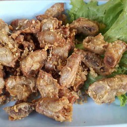 ไส้ทอดกระเทียมพริกไทย