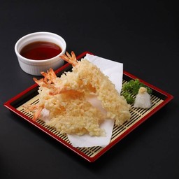 เท็มปุระกุ้งตัวโตๆ ชุปแป้งเท็มปุระสูตรเฉพาะของทางร้านกรอบอร่อยหนึ่งในเมนูขายดีที