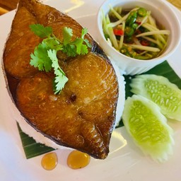 ข้าวปลาอินทรีย์ราดน้ำปลา