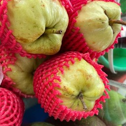 ป้าน้อย ผลไม้สด ถนนคนเดินริมน้ำ