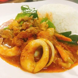 ข้าวราดผัดพริกแกงใต้ปลาหมึก