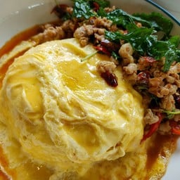 ข้าวไข่ข้นกะเพรากรอบ หมู