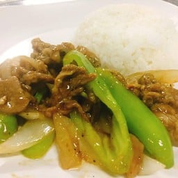ข้าวราดผัดพริกหยวกเนื้อ