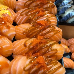 ปลาแซลมอนสดราดซอสมิโสะ โรยไข่กุ้งส้ม