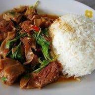 กระเพราหมูตุ๋นราดข้าว