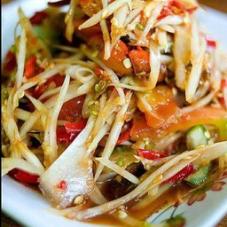 ก๋วยเตี๋ยวติดต้นยาง(เจ้กบ)