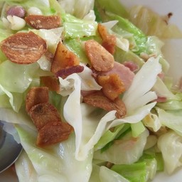 กะหล่ำปลีผัดน้ำปลาเบคอนทอดกรอบ