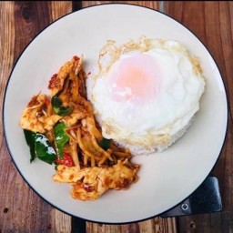 ผัดเครื่องแกงราดข้าว