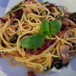 สปาเก็ตตี้ผัดน้ำมันมะกอกพริกแห้งเบคอน