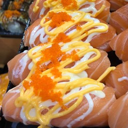 ปลาแซลมอนสดราดสลัด+ชีสมาโย โรยไข่กุ้งส้ม