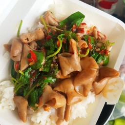 กะเพราใส้หมูพะโล้ ราดข้าว