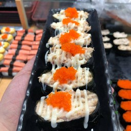 ยำสลัดทูน่า โรยไข่กุ้งส้ม