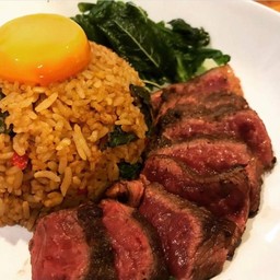 ข้าวคลุกกะเพราเนื้อเซอลอยน์