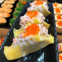 ไข่หวานเลิฟเว่อร์สลัดปูอัด โรยไข่กุ้งส้ม