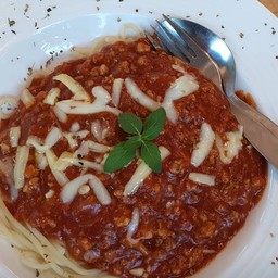 สปาเก็ตตี้ หมู ราดซอสมะเขือเทศ