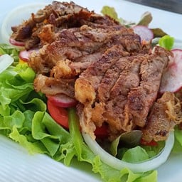 สลัดหมูย่างซอสญี่ปุ่น