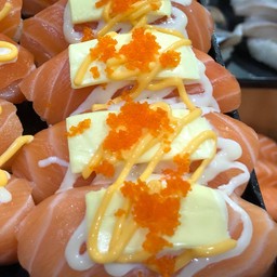 ปลาแซลมอนสดราดสลัด+ชีส+ชีสมาโย โรยไข่กุ้งส้ม