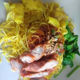 บะหมี่ เกี้ยว หมูแดง