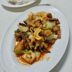 เนื้อปลาเก๋าผัดเม็ดมะม่วง