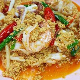 กุ้งปลาหมึกผัดผงกระหรี่