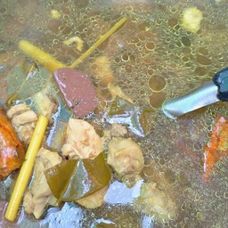 ไก่ต้มขมิ้น