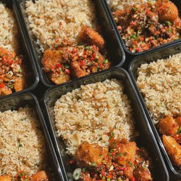 ข้าวผัดเนยกระเทียม ปลากะพงคั่วพริกเกลือ