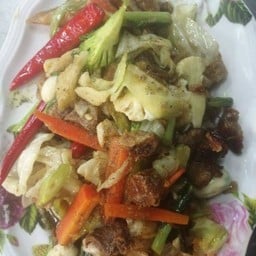 ผัดผักรวมหมูกรอบ