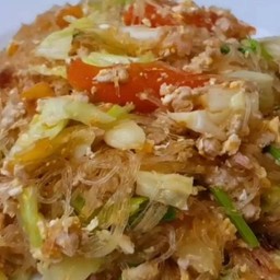ผัดวุ้นเส้นใส่ไข่ราดข้าว