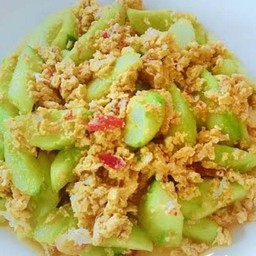 แตงผัดไข่ราดข้าว