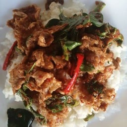 ข้าวลาดผัดเผ็ดหมู
