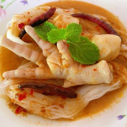ขนมจีนชุดเล็ก(ขนมจีน,น้ำยา,ตีนไก่,ลูกชิ้น,ผัก)