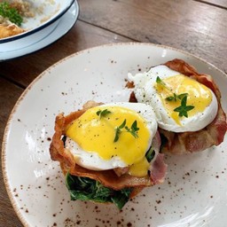 •Eggs Benedict Bacon