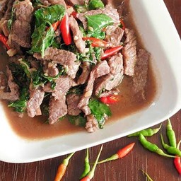 ข้าวเนื้อหมักผัดใบโหระพา