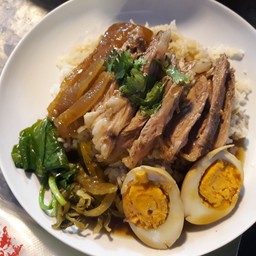 ขาหมูเฮียอ้วนตลาดบางปะกอก