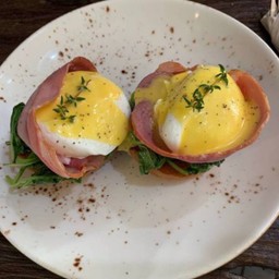 •Eggs Benedict Ham