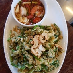 ยำผักบุ้งลวกกุ้งสด